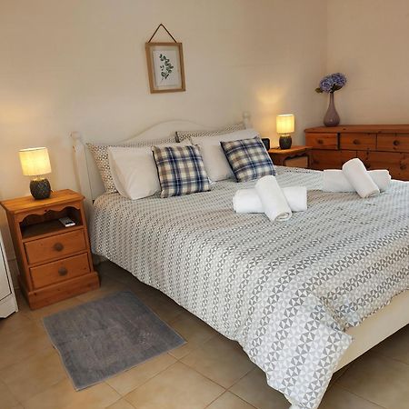 Razzett Warda B&B กฮาสลิ ภายนอก รูปภาพ